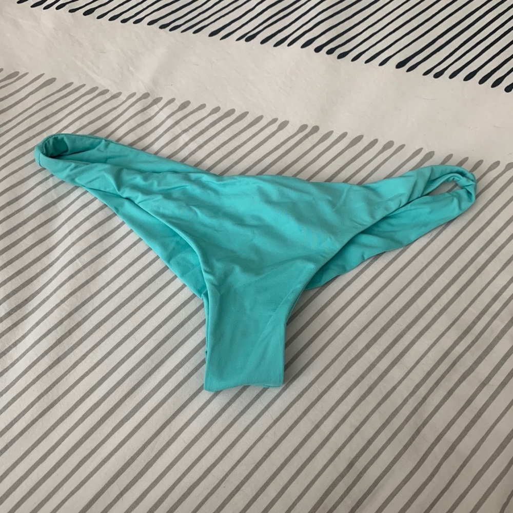 Billabong bottoms size small!